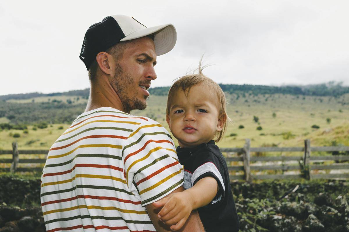 ilustrasi anak dan ayah (unsplash.com/Derek Owens)