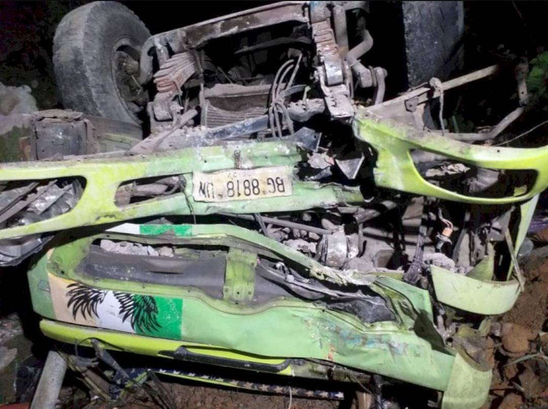 Truk Bermuatan Batubara Terjun Bebas ke Sungai di OKU, Sopir Tewas