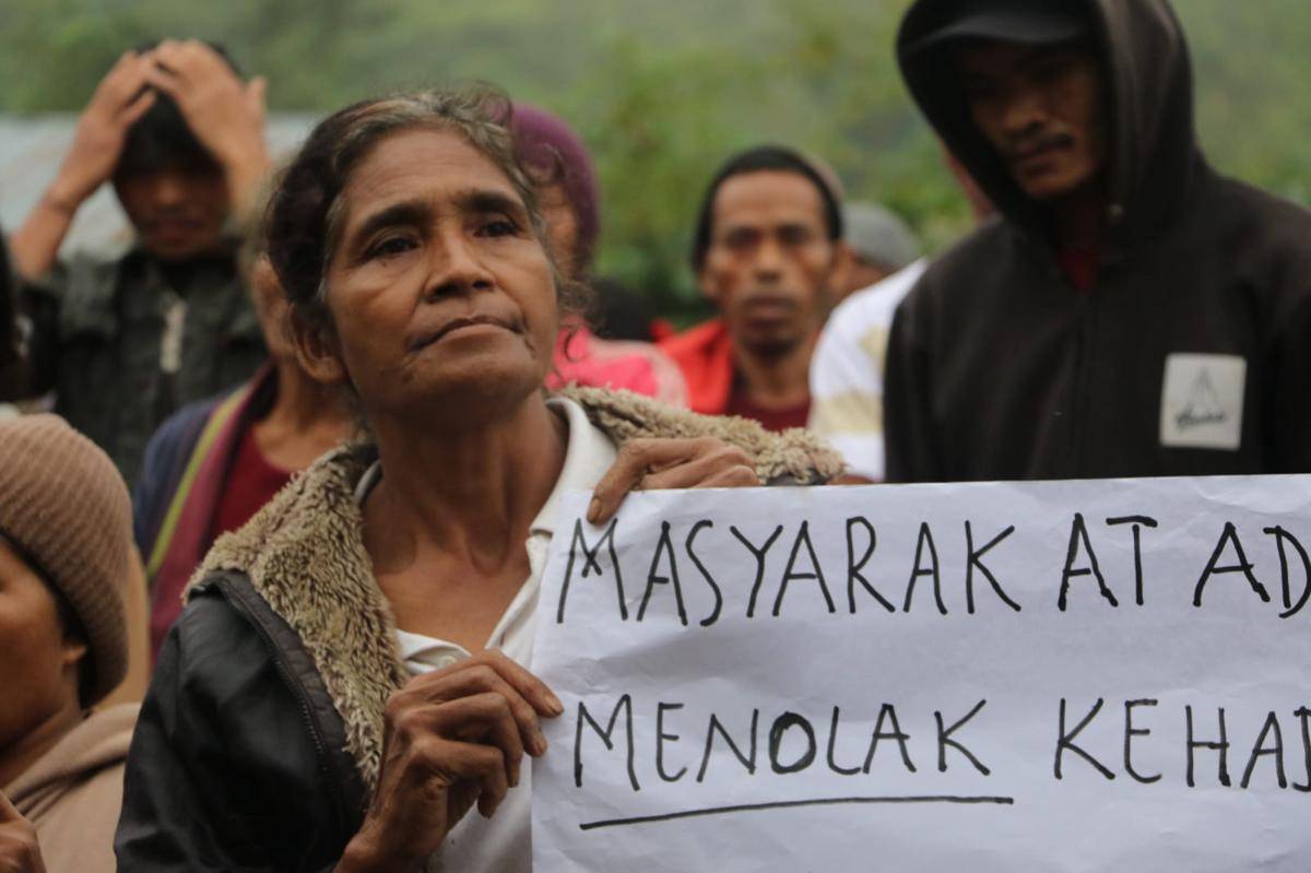 Warga Poco Leok Sambut Kunjungan Gubernur NTT dengan Unjuk Rasa