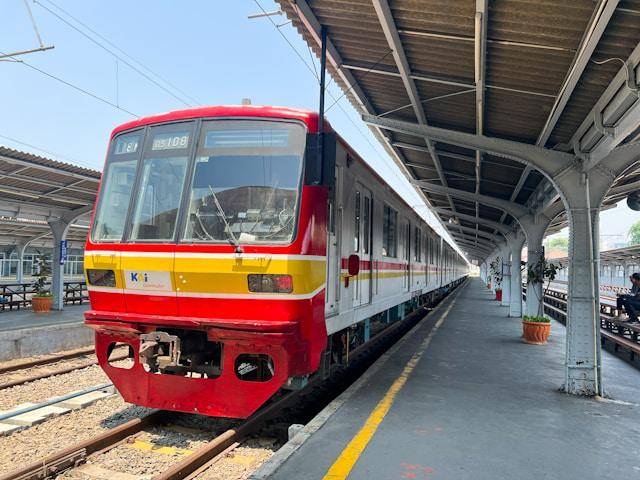 KRL Commuter Line (unsplash.com/Alviansyah Kuswidyatama)