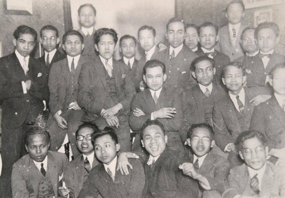 Pertemuan Perhimpunan Indonesia, diperkirakan di Leiden, ca 1924–1927 (https://id.wikipedia.org)