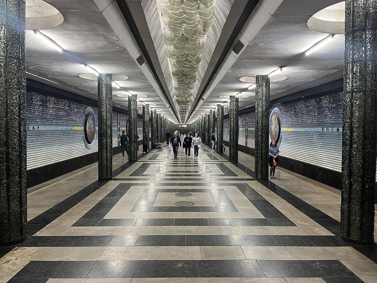 potret peron Stasiun Kosmonavtlar 