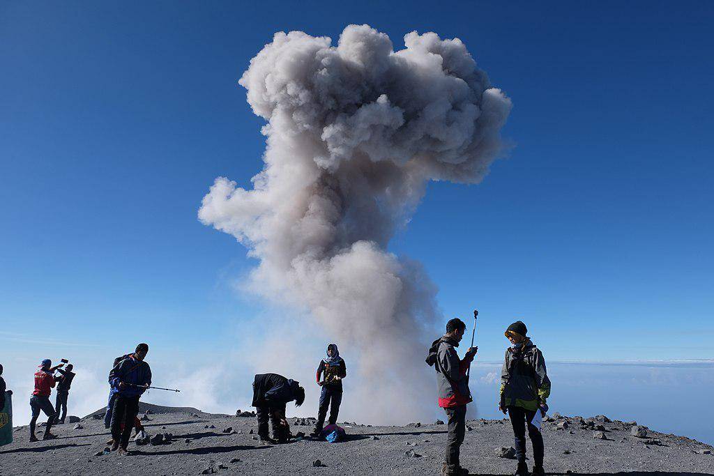 Gunung Semeru (commons.wikimedia.org/Putriayulstr)