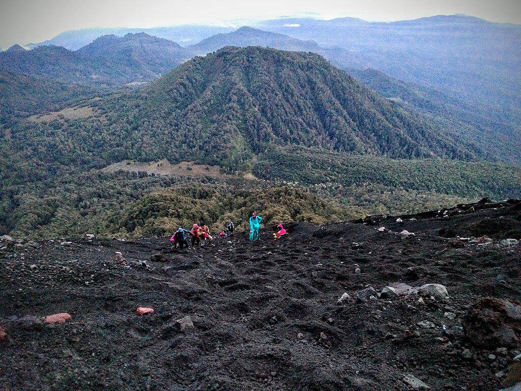 Gunung Semeru (commons.wikimedia.org/Iyosswazzo)