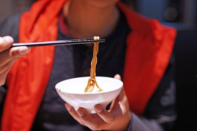 ilustrasi makan mie (unsplash.com/Myles Yu)