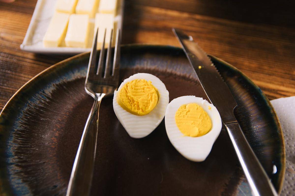 telur rebus (pexel.com/Алексей Вечерин)