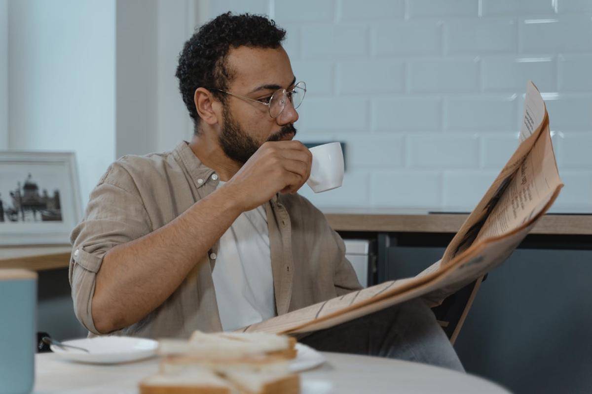 ilustrasi seseorang sedang minum kopi (pexels.com/Tima Miroshnichenko)