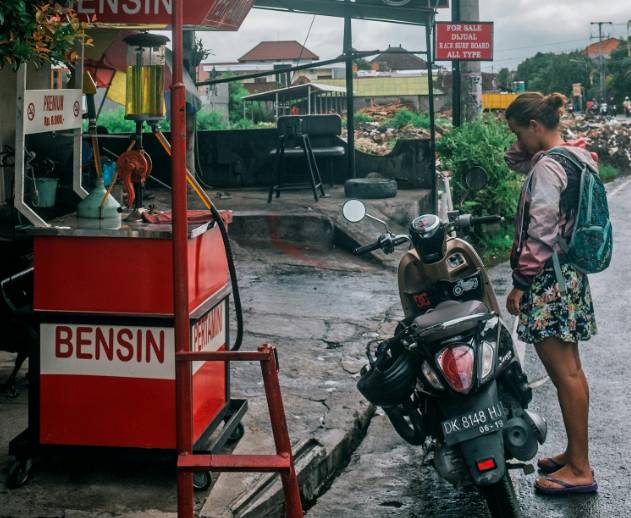 potret mengisi bensin (pexels.com/Maria Orlova)