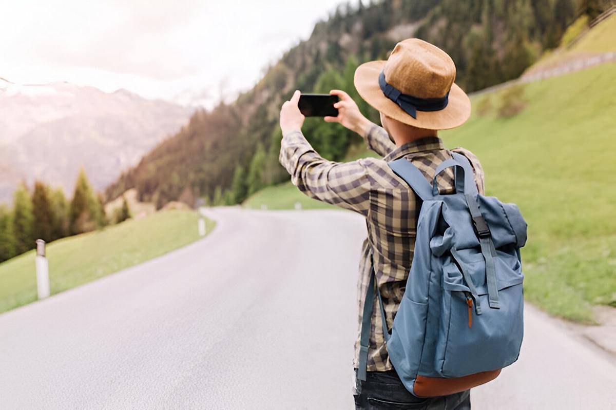 ilustrasi pria melakukan solo traveling (freepik.com/lookstudio)