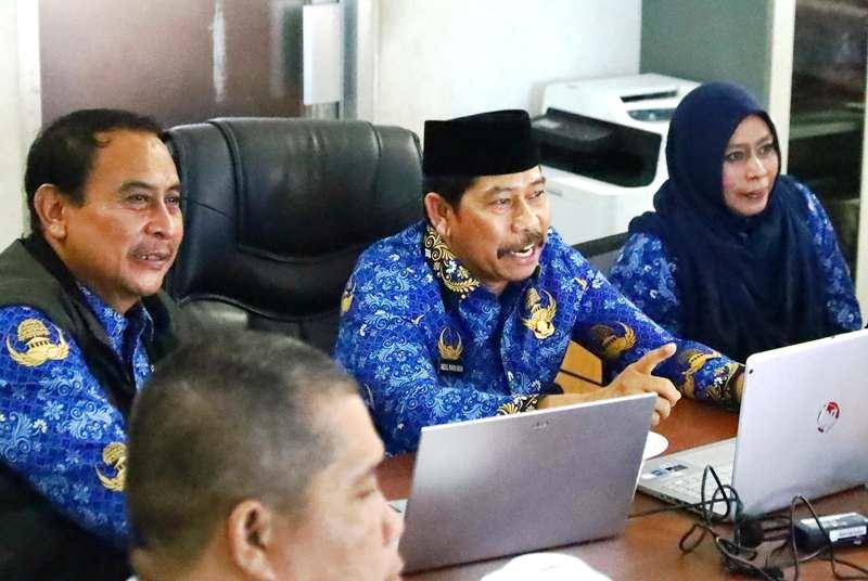 Wabup PPU, Abdul Waris Muin mengenakan kopiah