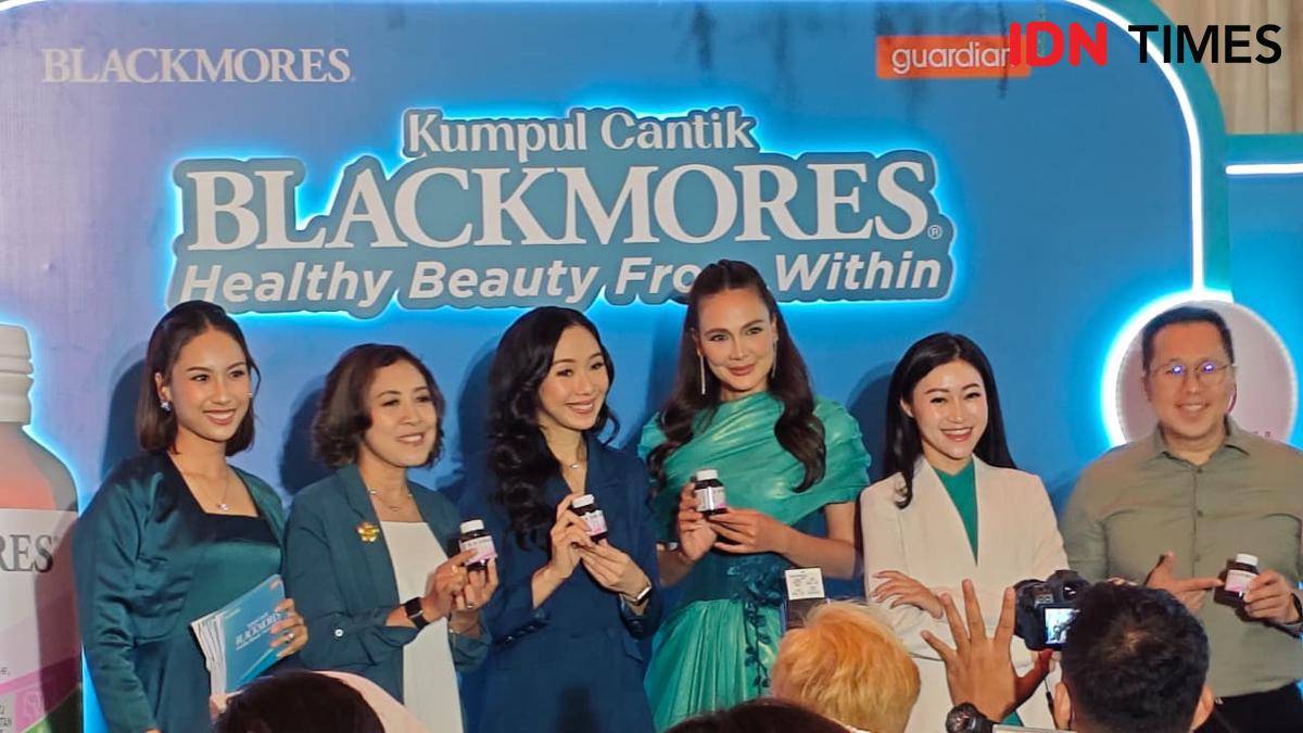 Luna Maya dalam Konferensi Pers dan Peluncuran Produk Ultimate Vibrant Skin dari Blackmores pada Kamis (17/7/2025) di ORASA Kelapa Gading. (IDN Times/Febriyanti Revitasari)