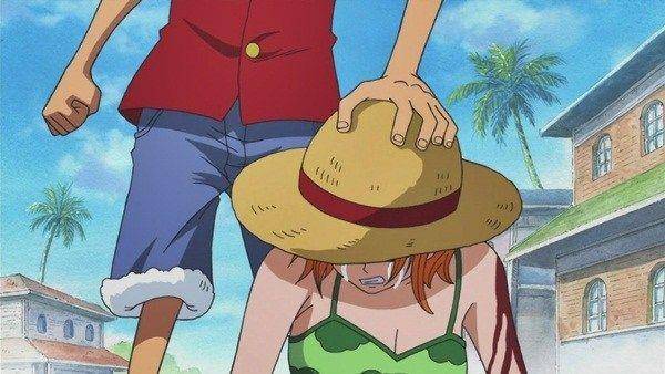 Luffy menitipkan topi jeraminya ke Nami
