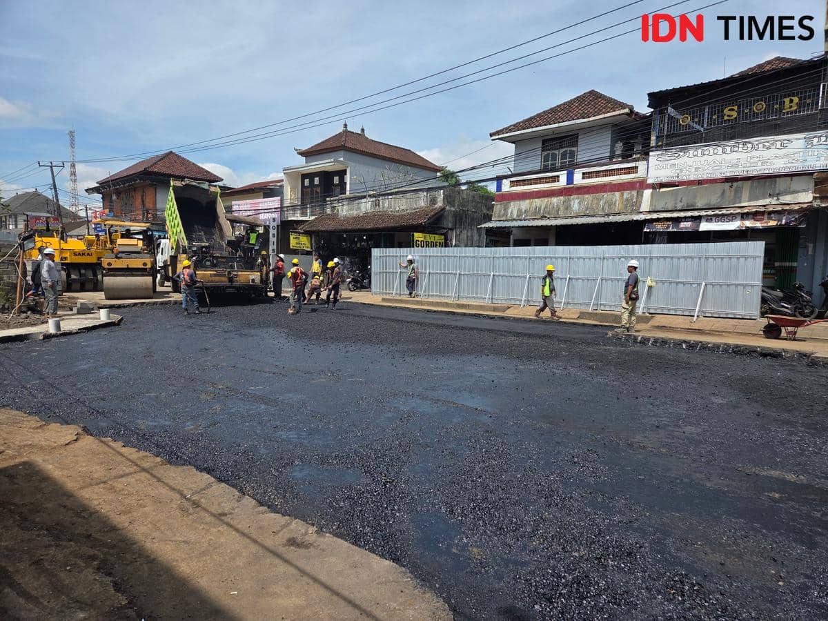 Proses pengaspalan jalan nasional Bajera Tabanan (IDNTimes/Wira Sanjiwani)