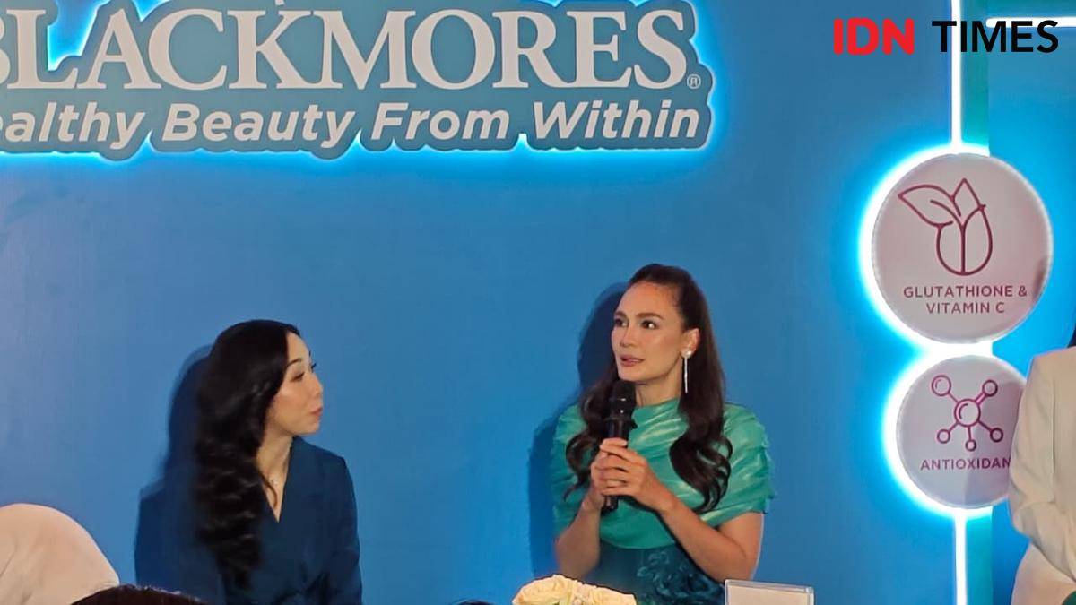 Luna Maya dalam Konferensi Pers dan Peluncuran Produk Ultimate Vibrant Skin dari Blackmores pada Kamis (17/7/2025) di ORASA Kelapa Gading. (IDN Times/Febriyanti Revitasari)