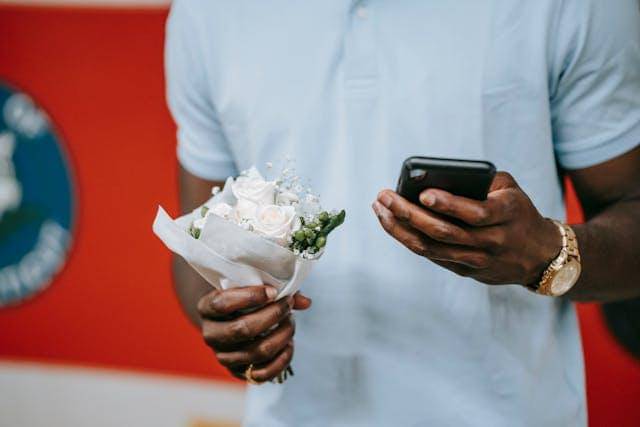 Ilustrasi ponsel dan bunga 