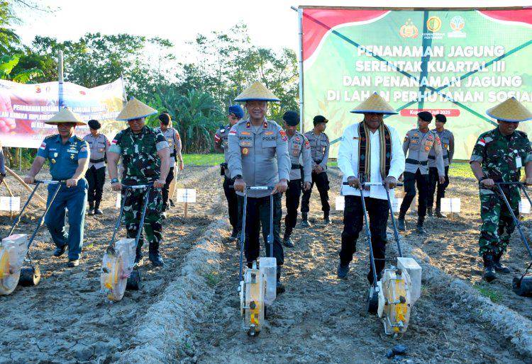 Gak Hanya Mengamankan, Polda NTT Kini Layani MBG setelah Tanam Jagung