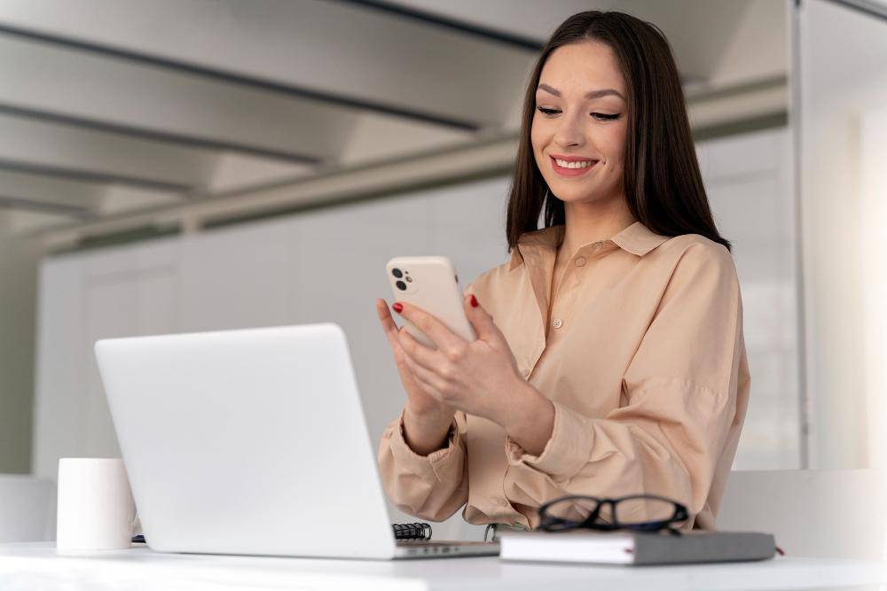 ilustrasi perempuan menggunakan handphone (freepik.com/freepik)