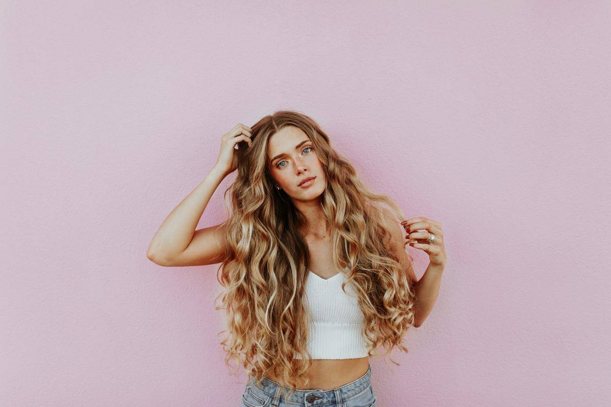 Ilustrasi surfer ombre hairstyle (unsplash.com/averie woodard)