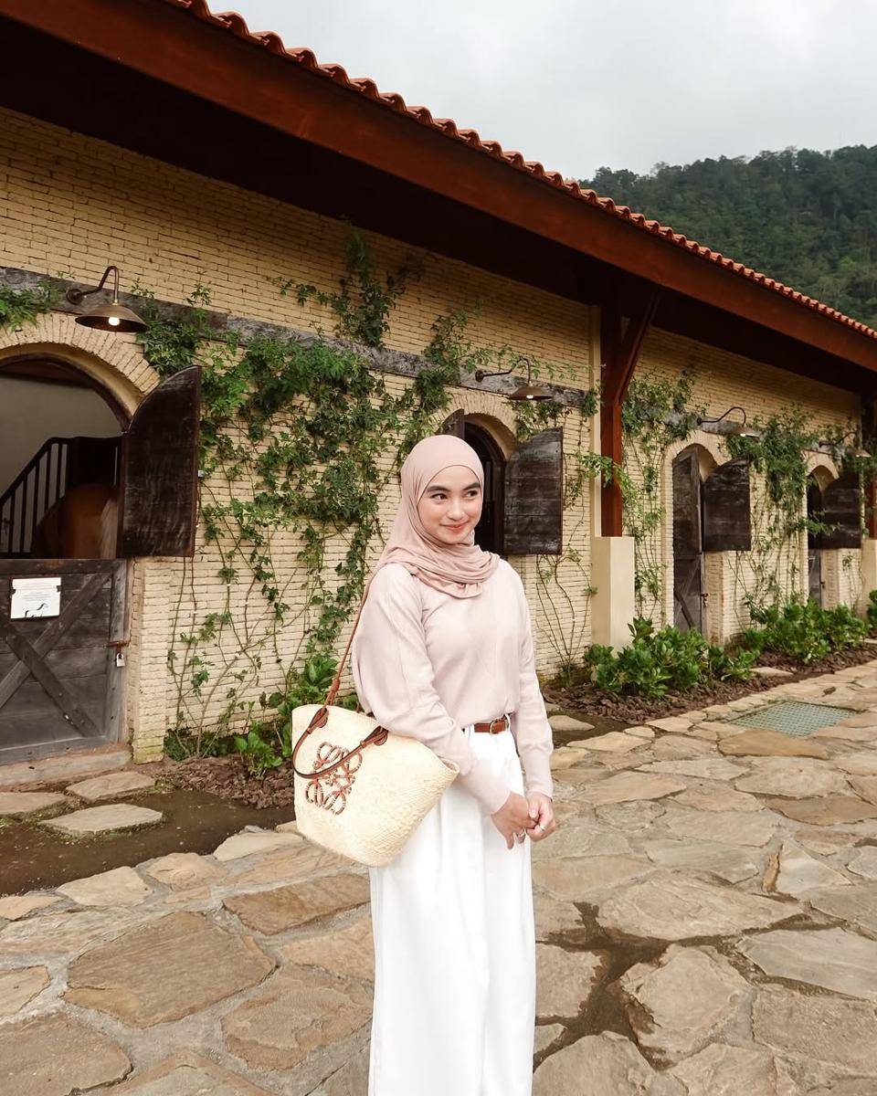 Inspirasi OOTD ala Olivia Finda (instagram.com/oliviafindas)