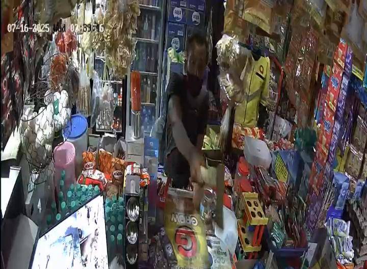 Viral Pedagang Kedai Kelontong Diancam Kapak oleh Preman