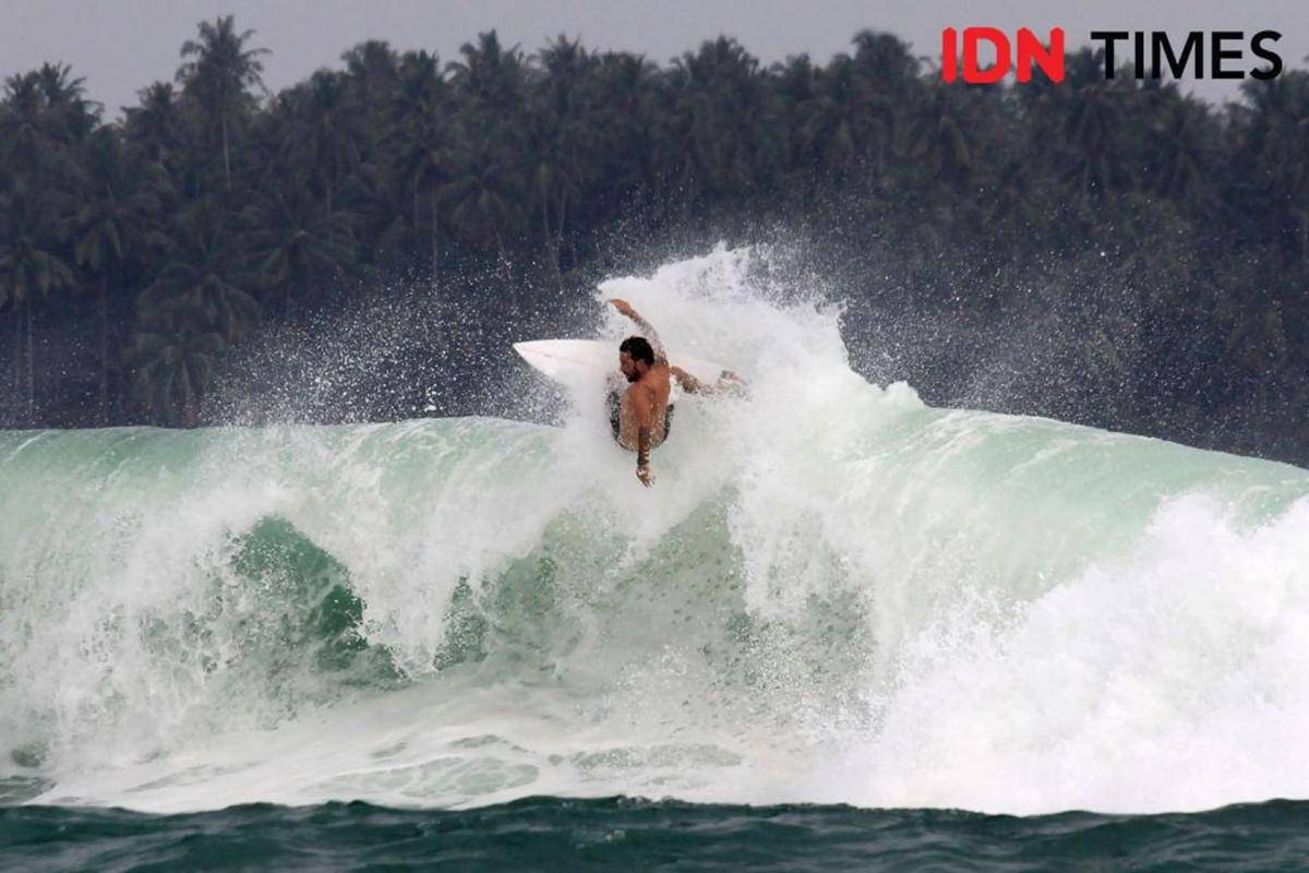 Surfing di Pantai Sorake Nias Selatan (IDN Times/Arifin Al Alamudi)