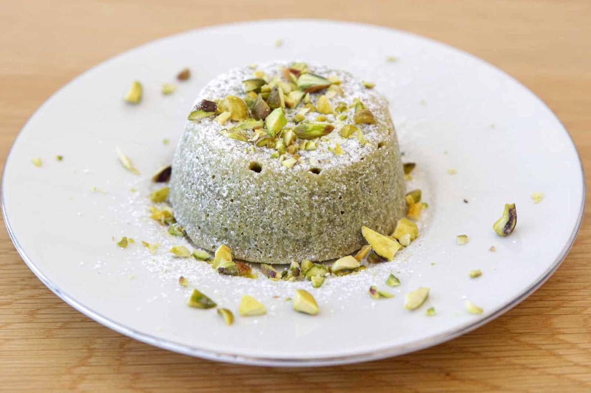 Ilustrasi pistachio lava cake (YouTube.com/ The Cooking Foodie)