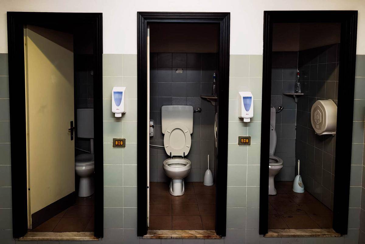 Bilik toilet umum.