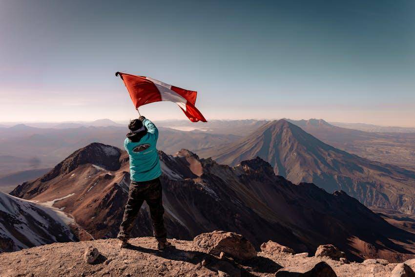 Ilustrasi pendaki di puncak gunung (pixabay.com/Alex Aparicio)