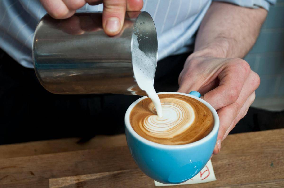 ilustrasi kopi susu (pexels.com/Amelia Hallsworth)