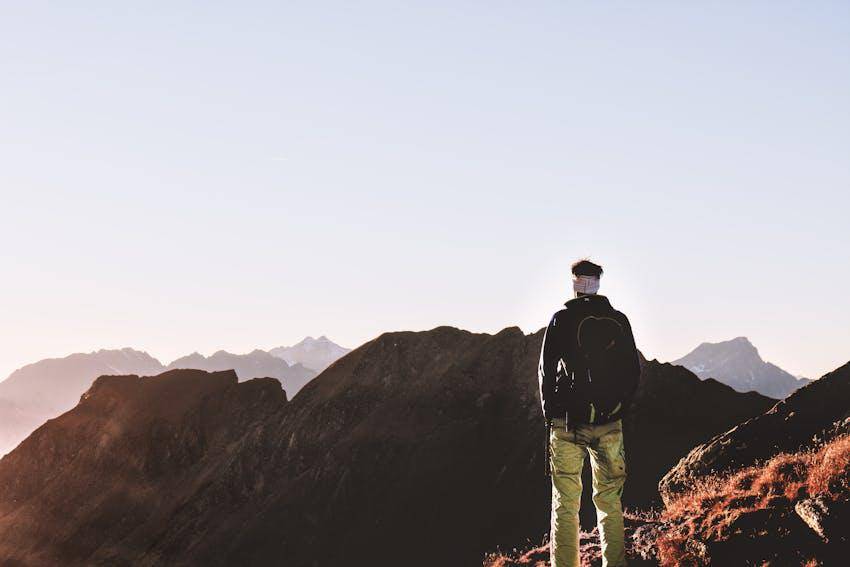 Ilustrasi pendaki di puncak gunung (pexels.com/eberhard grossgasteiger)