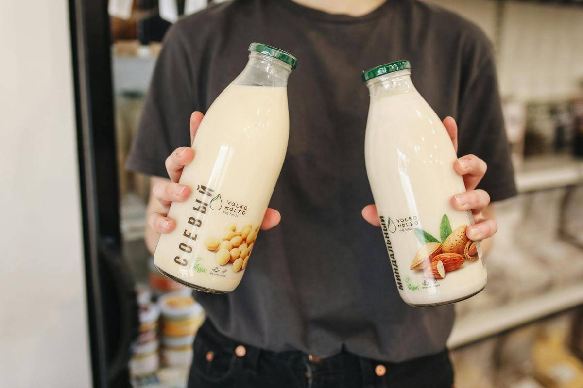 ilustrasi almond milk (pexels.com/Polina Tankilevitch)