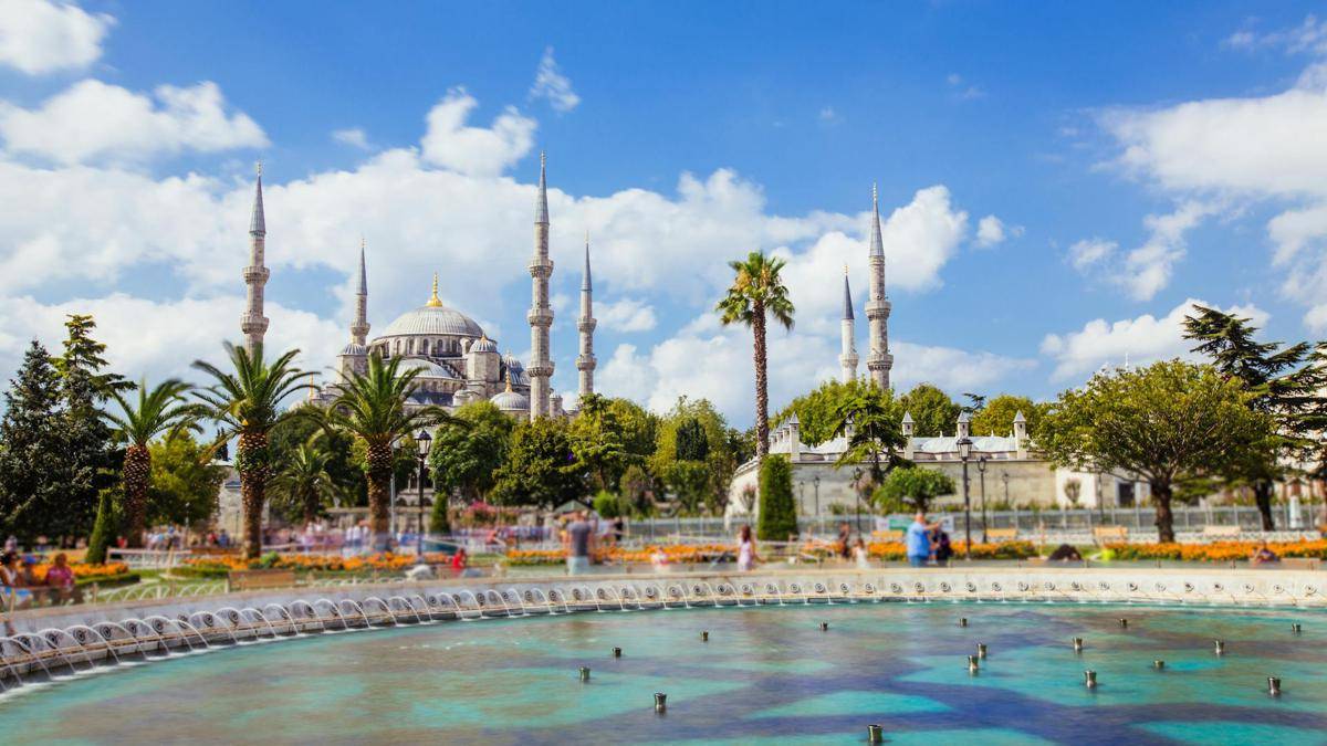 ilustrasi Masjid Biru (pexels.com/Vitaly Gariev)