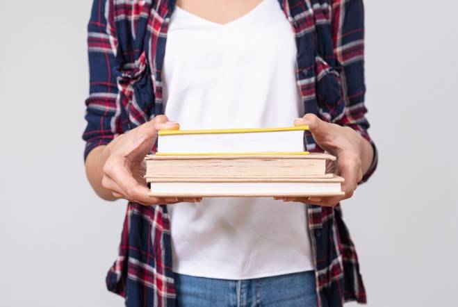 Membawa buku bacaan (freepik.com/freepik)