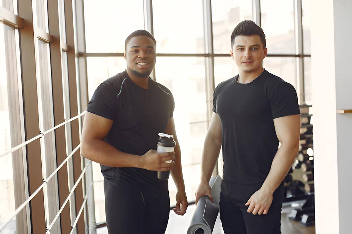 ilustrasi dua teman gym (freepik.com/prostooleh)
