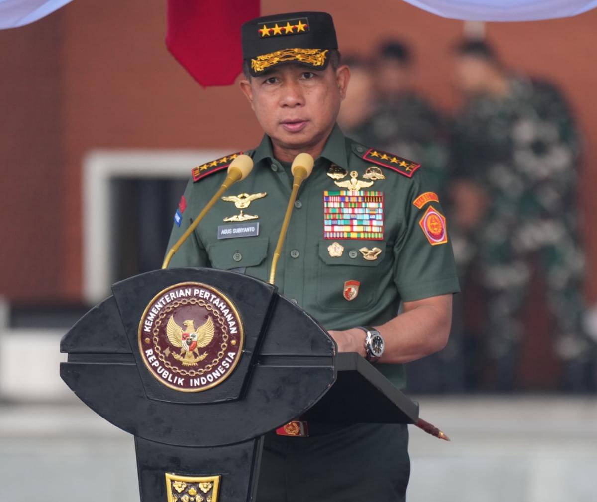 Panglima TNI, Jenderal Agus Subiyanto ketika menyambut kontingen satgas II Patriot di Lanud Halim Perdanakusuma, Jakarta Timur usai tiba dari Paris. (Dokumentasi Puspen TNI)