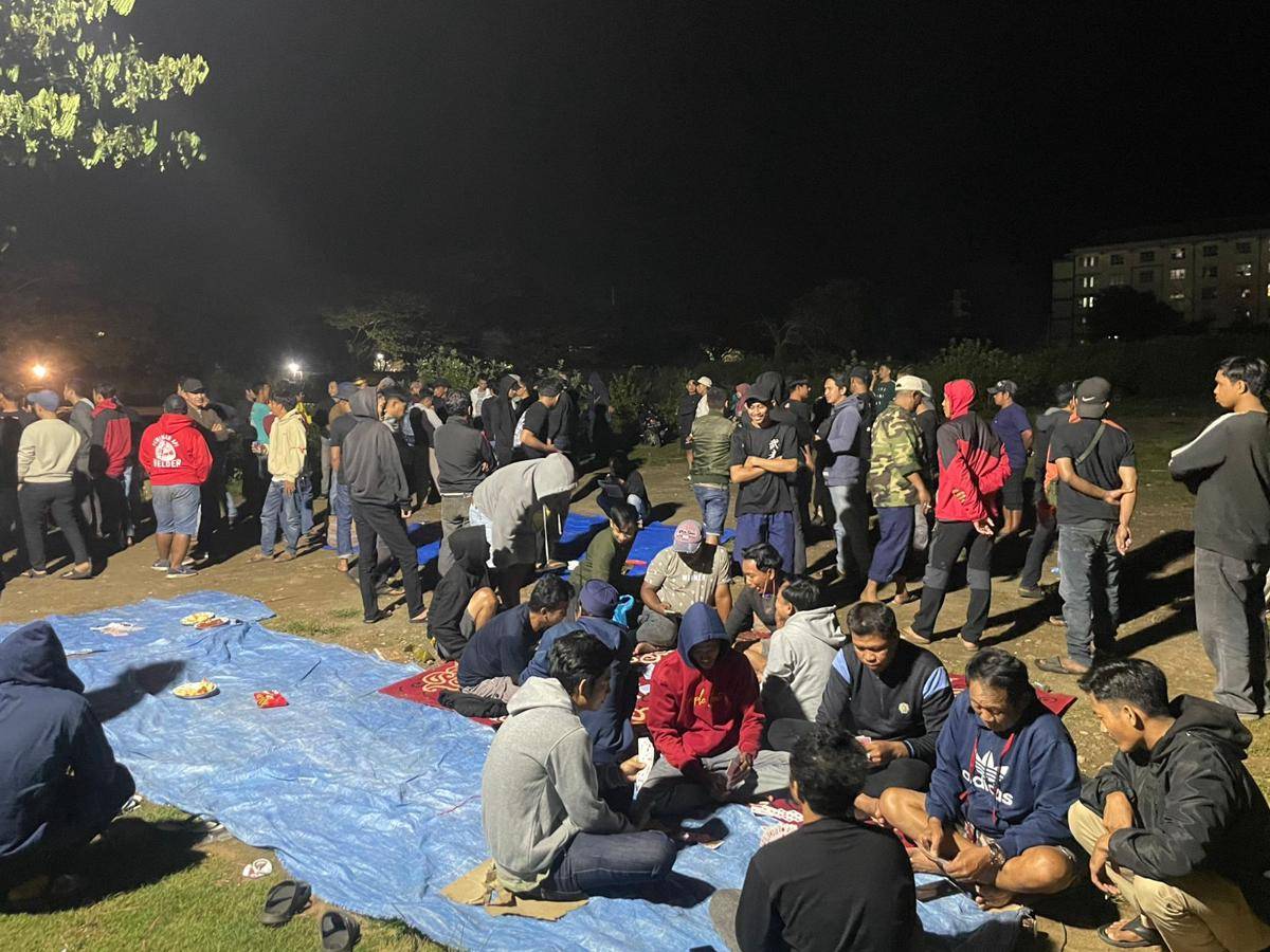Serikat Buruh Industri Pertambangan dan Energi (SBIPE) KIBA Bantaeng memblokade gerbang PT Huadi Nickel Alloy, Jumat (18/7/2025)/Istimewa