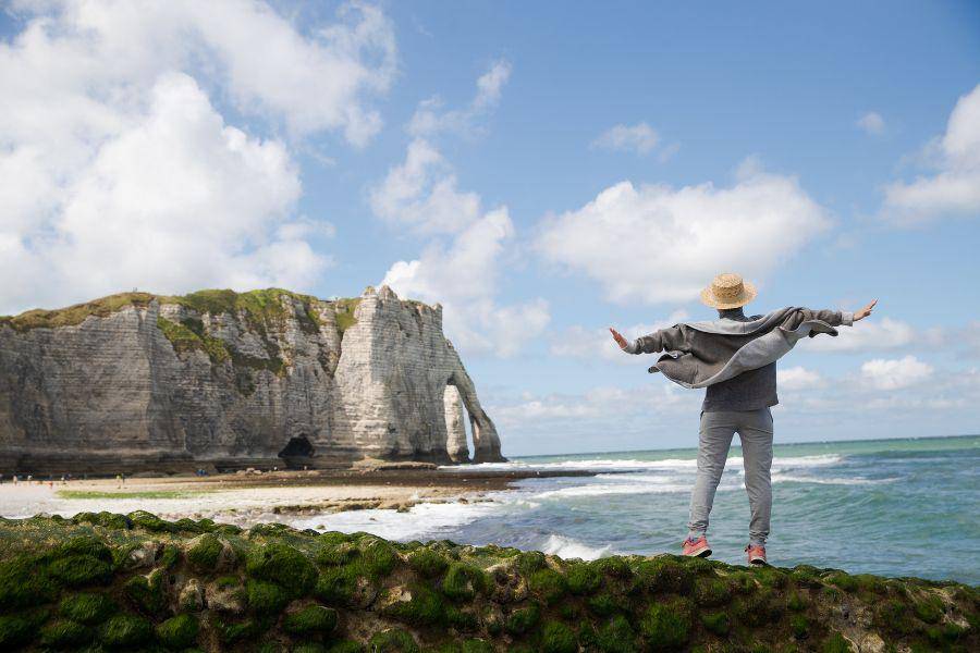 Potret orang liburan di pantai 