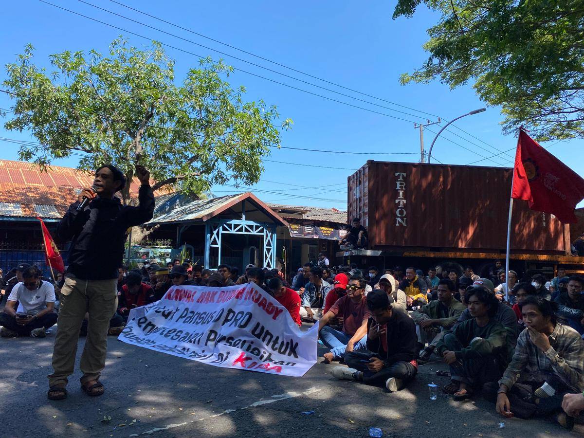 Serikat Buruh Industri Pertambangan dan Energi (SBIPE) Bantaeng menggelar unjuk rasa di DPRD Bantaeng, Jumat (11/7/2025)/Istimewa