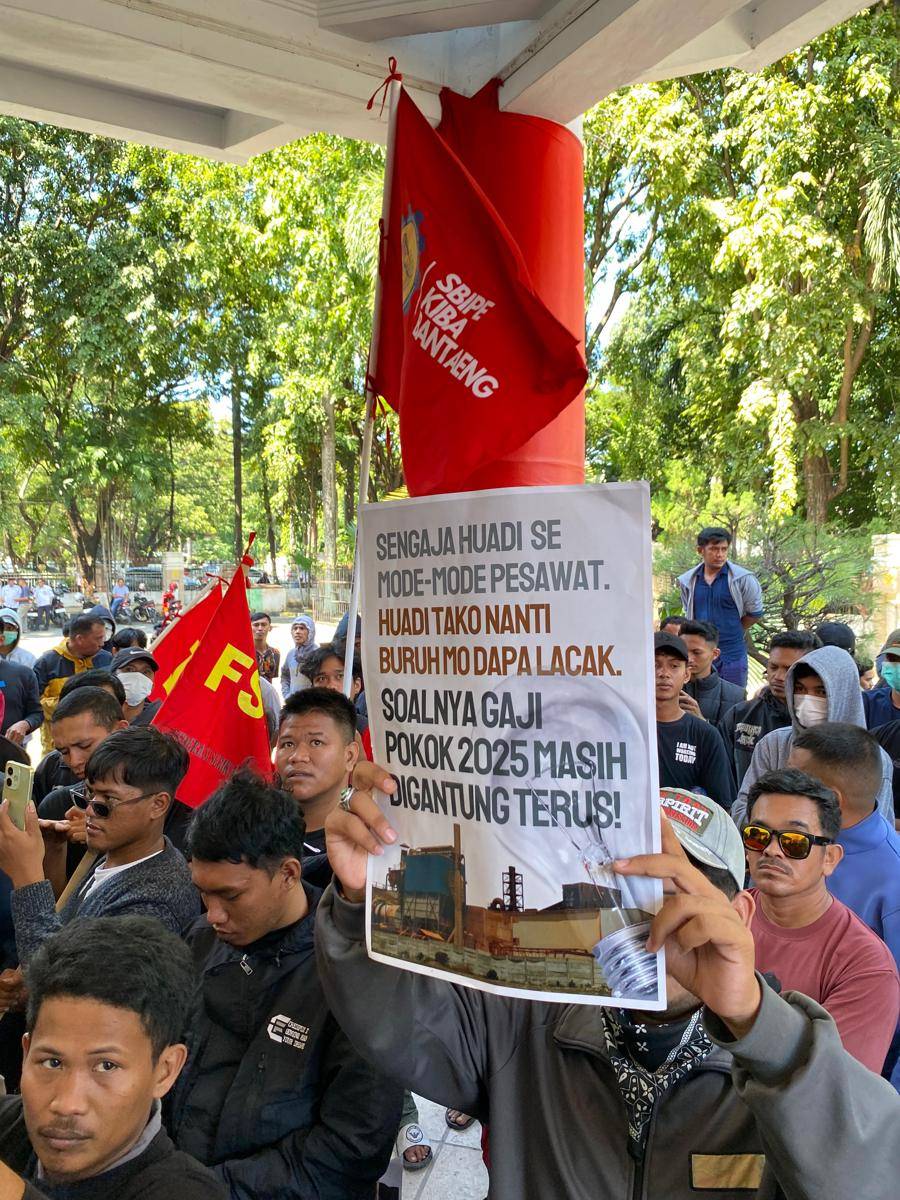 Serikat Buruh Industri Pertambangan dan Energi (SBIPE) Bantaeng menggelar unjuk rasa di DPRD Bantaeng, Jumat (11/7/2025)/Istimewa