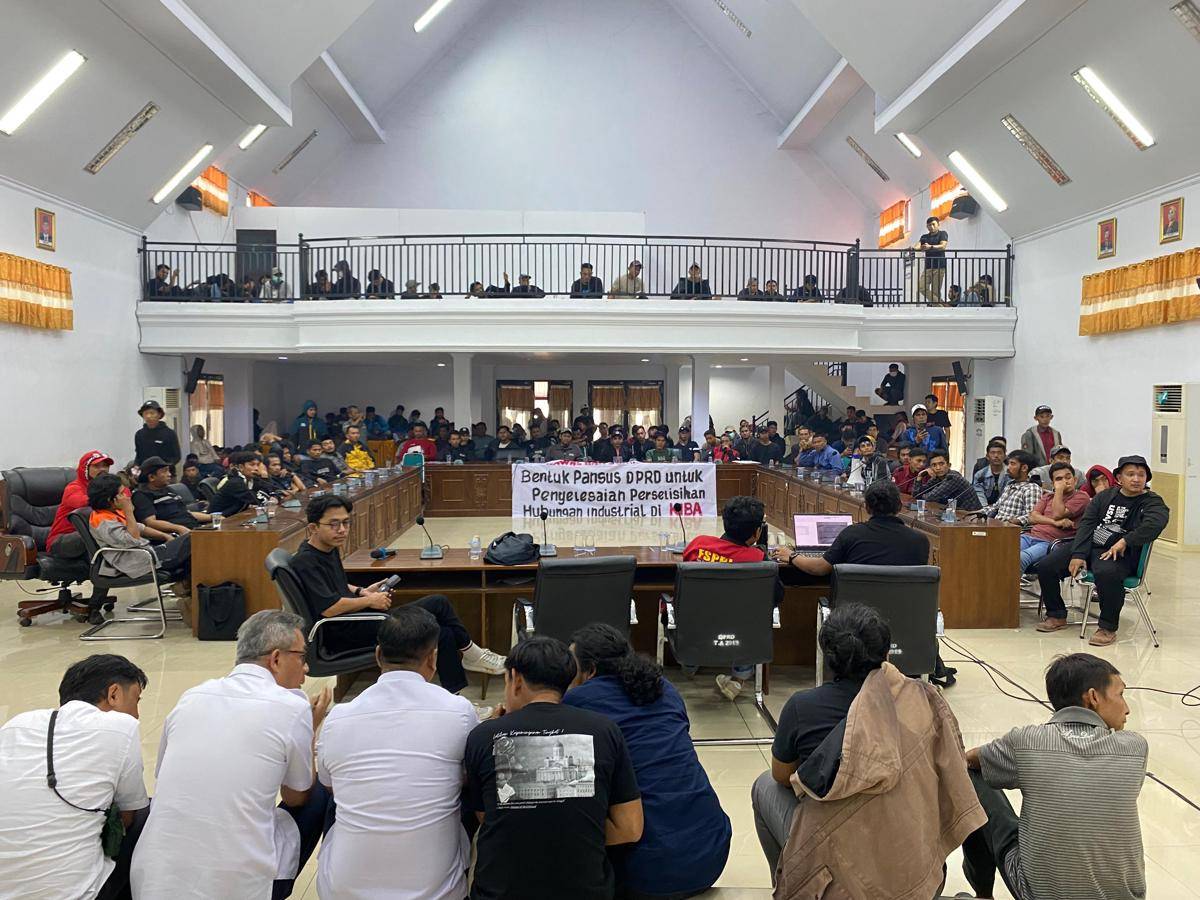 Serikat Buruh Industri Pertambangan dan Energi (SBIPE) Bantaeng menggelar unjuk rasa di DPRD Bantaeng, Jumat (11/7/2025)/Istimewa