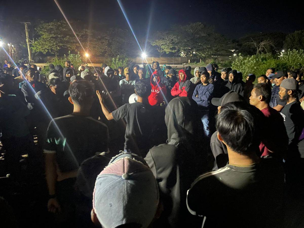 Serikat Buruh Industri Pertambangan dan Energi (SBIPE) KIBA Bantaeng memblokade gerbang PT Huadi Nickel Alloy, Jumat (18/7/2025)/Istimewa