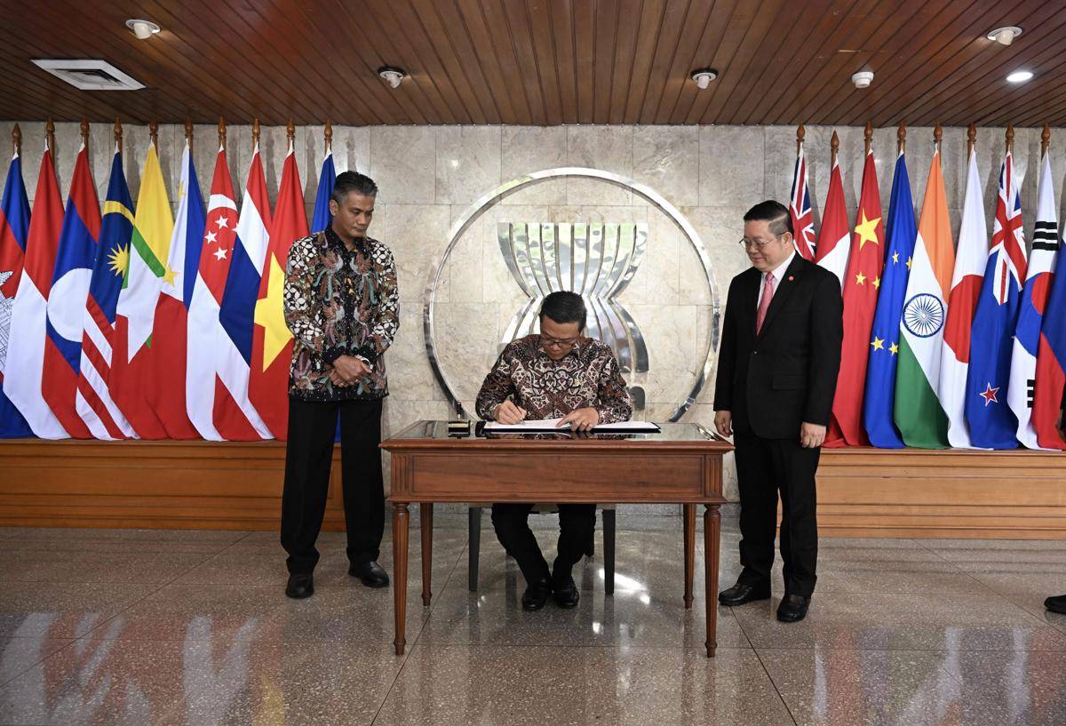 menlu sugiono asec.jpg