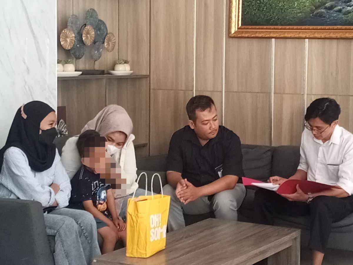 Tuntut Keadilan, Istri Brigadir Nurhadi Bawa Anak Temui Kapolda NTB