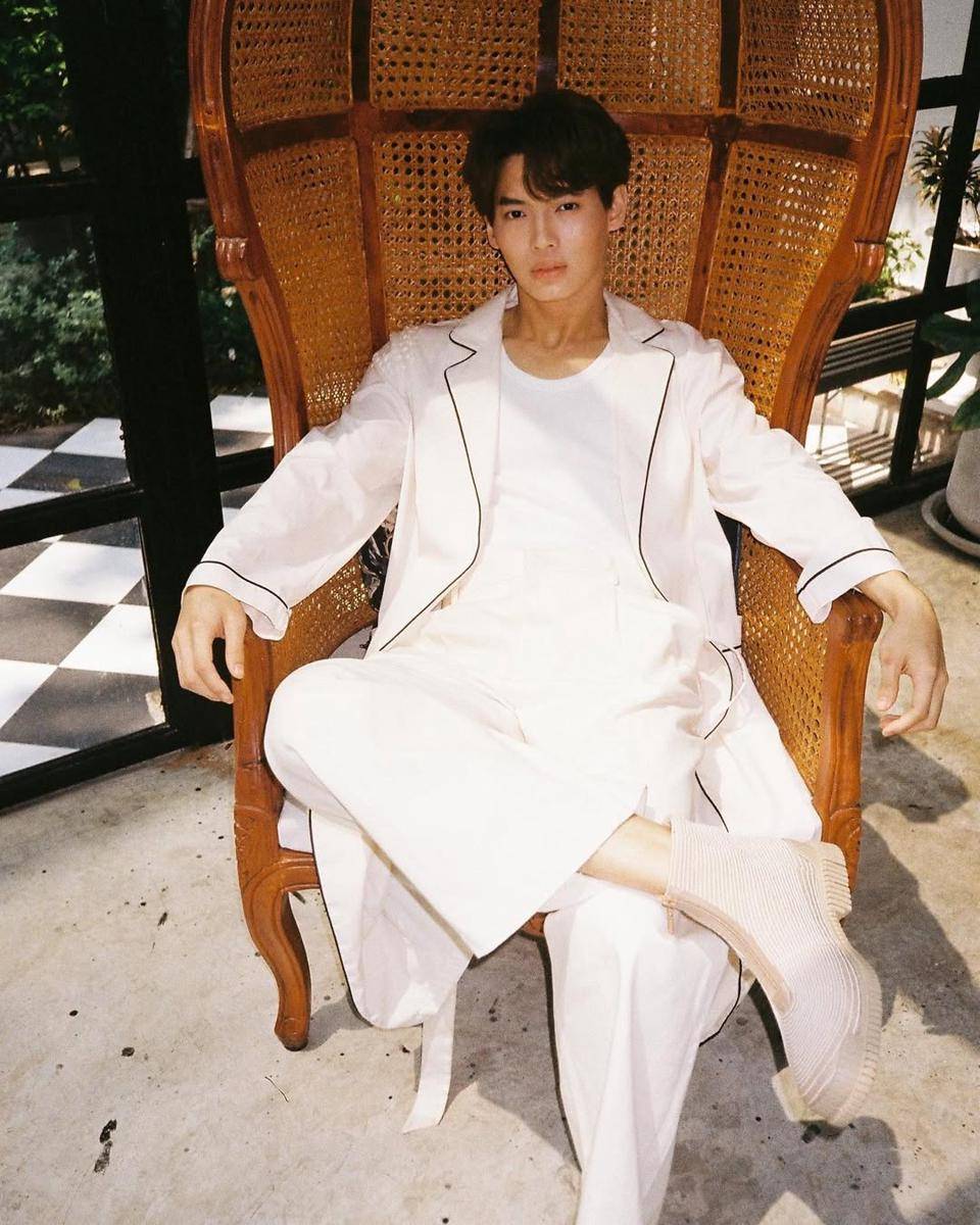 styling white pants ala Win Metawin (instagram.com/winmetawin)