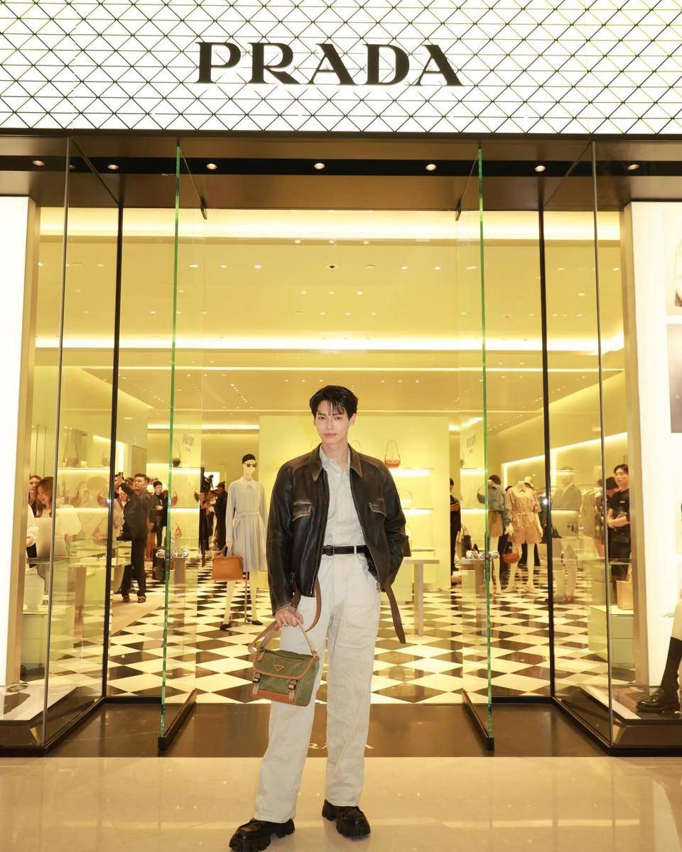 styling white pants ala Win Metawin (instagram.com/winmetawin)