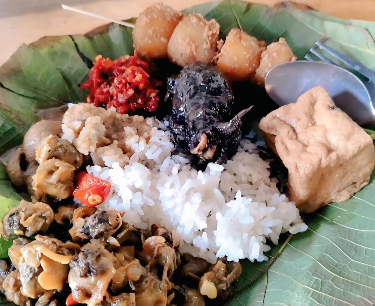 Nasi Jamblang Hj. Lili (google.com/maps/C. Lestari)