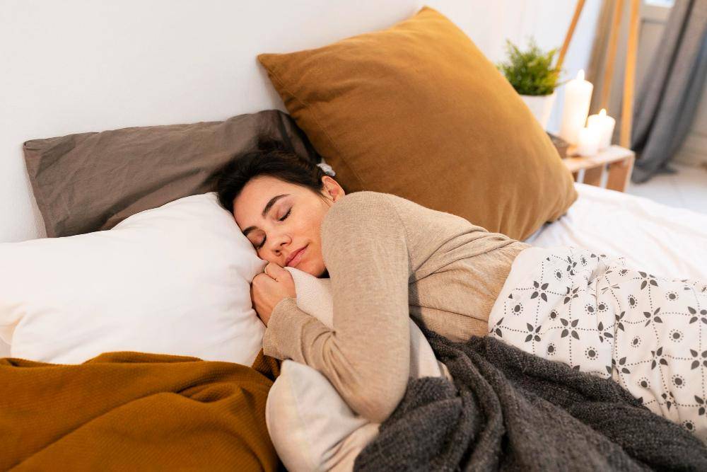 ilustrasi perempuan tidur (freepik.com/freepik)