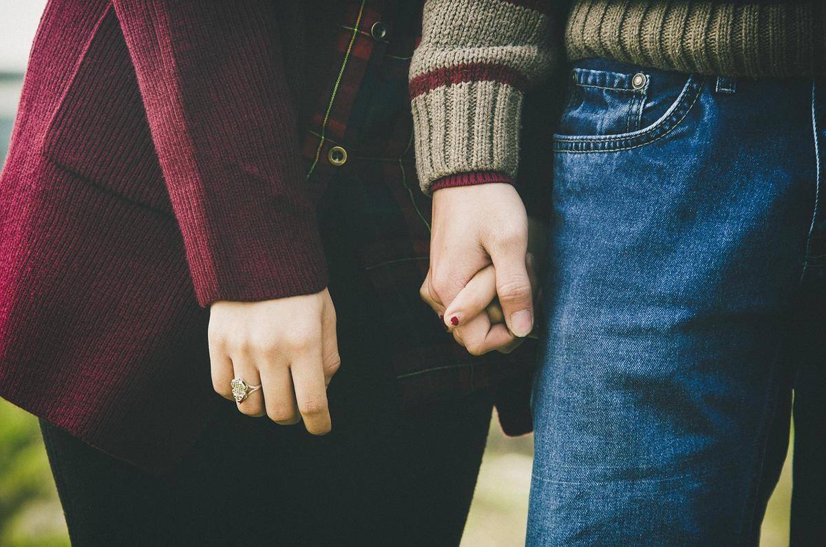 Ilustrasi pasangan romantis yang saling menguatkan (Pixabay/Takmeomeo)