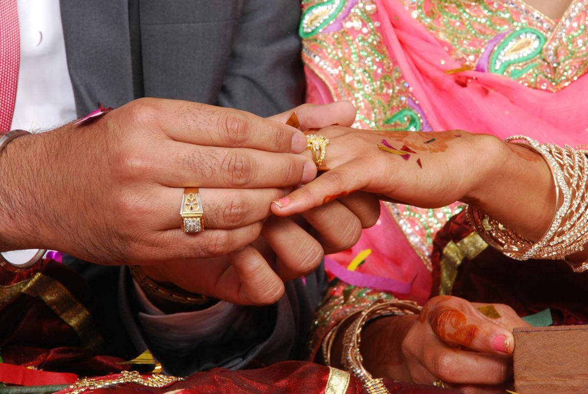 ilustrasi memasangkan cincin ke jari (unsplash.com/G Singh)