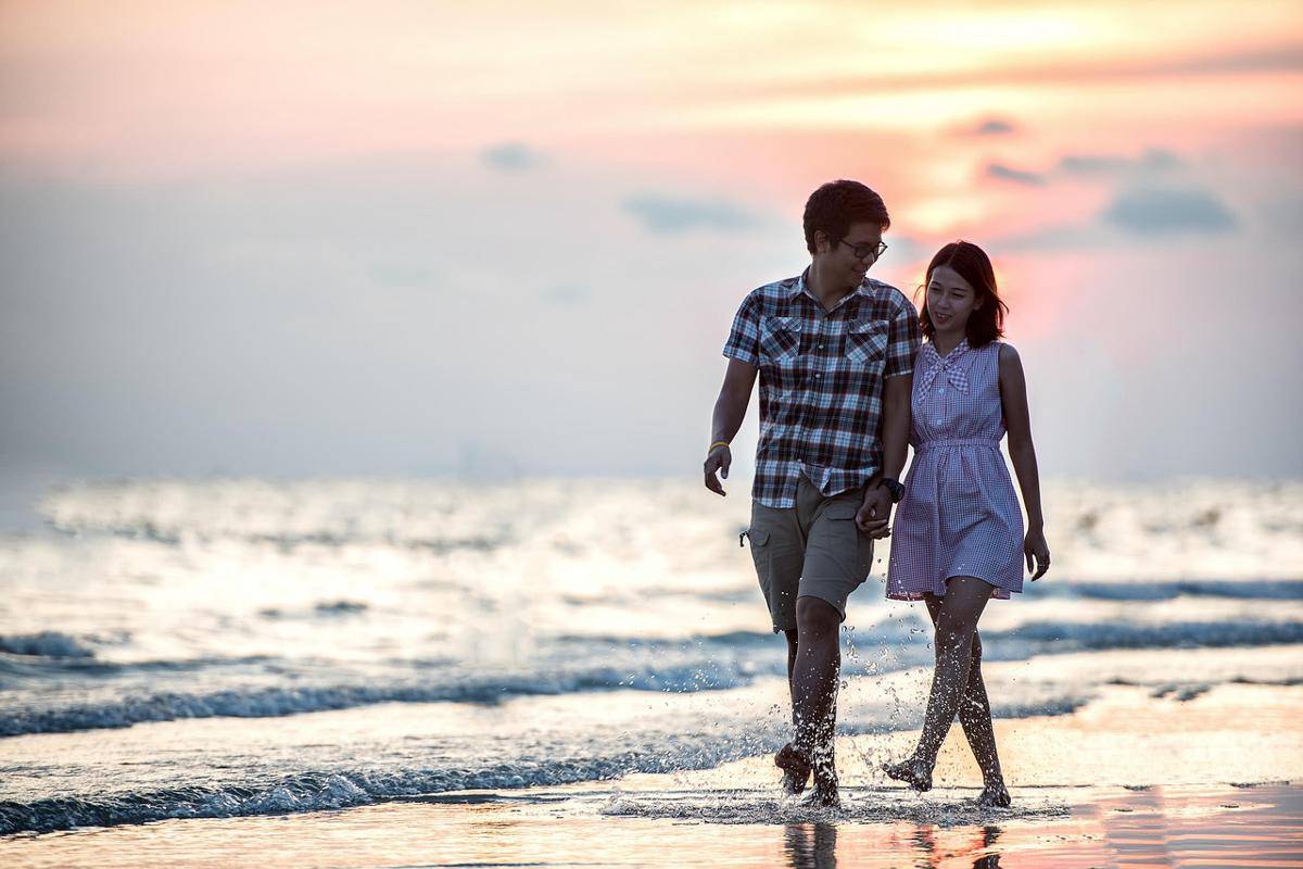 Ilustrasi pasangan romantis yang sedang berbincang hangat (Pixabay/sasint)